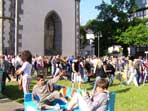 Buben, Schüler und Ältere auf dem Kirchenplatz